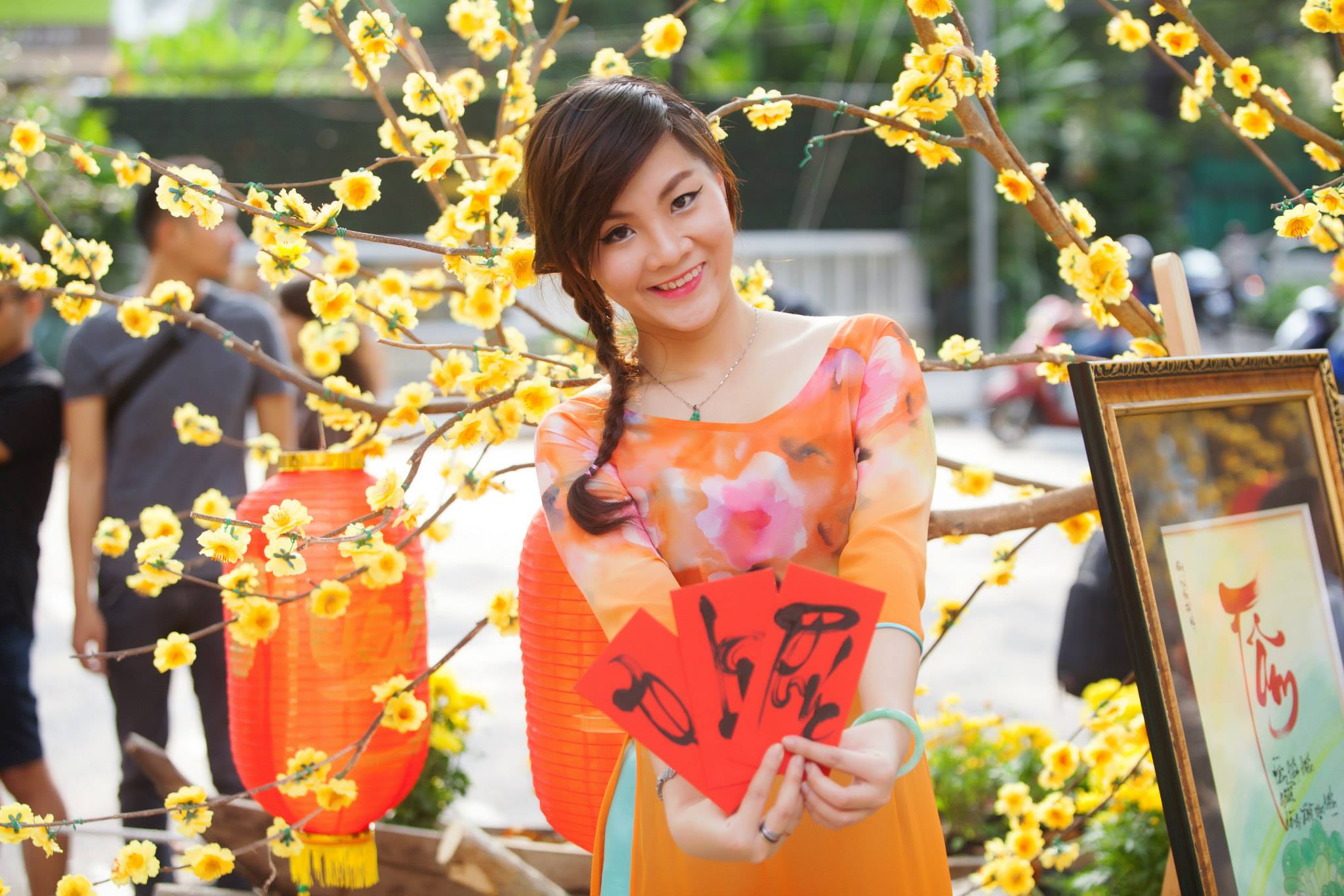 Thiếu nữ Hà Nội xúng xính váy áo chụp ảnh hoa xuân 2018
