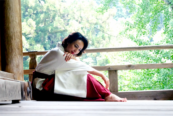 Hoa hậu Ngọc Diễm mặc trang phục Hakama vãn cảnh chùa cổ ở Nhật