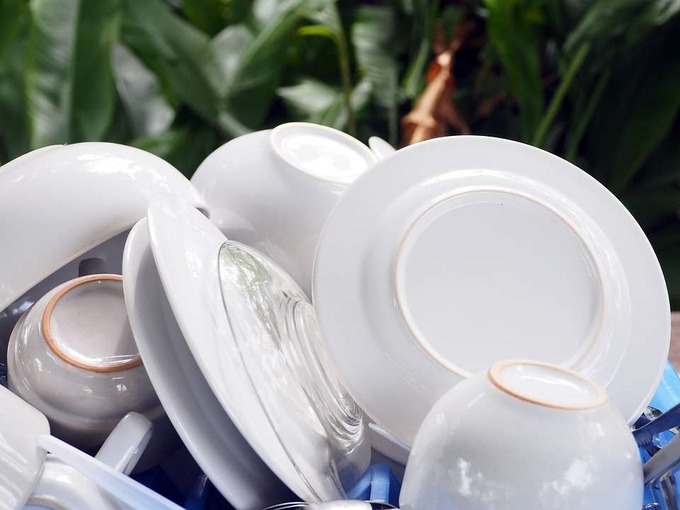 Sắp xếp bát đĩa vào bồn rửa theo trật tự và có phân loại rõ ràng giúp quá trình rửa thuận tiện và vệ sinh hơn