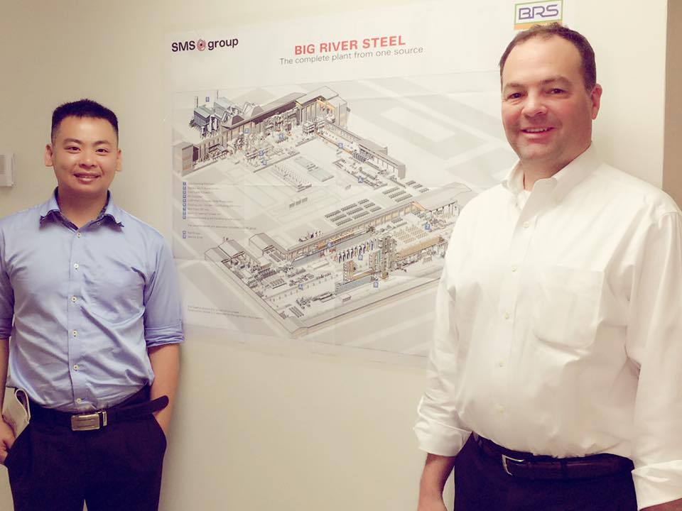 Ông Nguyễn Trần Minh Nhật – TGĐ Cali Services chụp ảnh lưu niệm cùng ông Sam Walls, Giám đốc quản lý trung tâm vùng Pive State bên mô hình Dự án Big River Steel