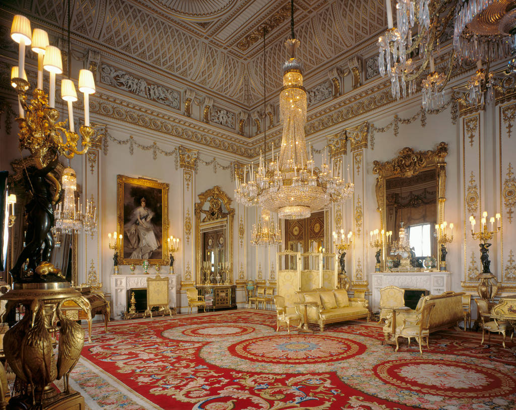 Đèn chùm cao cấp và những bức tranh quý càng làm tăng độ nguy nga cho cung điện.