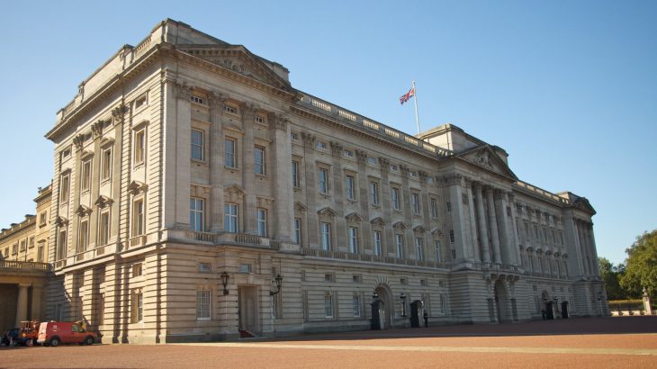 2 Bên ngoài cung điện nguy nga Buckingham luôn là nơi tập trung đông đảo dân địa phương và du khách.