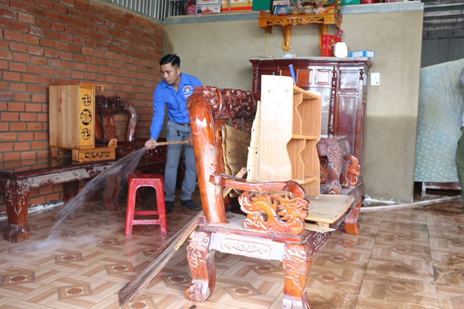 Đoàn viên thanh niên của tỉnh Bình Phước được huy động hỗ trợ người dân dọn dẹp nhà cửa sau cơn lũ