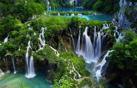 Màu xanh lục của hồ nước, ngọn thác trắng xóa hùng vĩ, sắc xanh mướt của rừng cây... tất cả hội tụ tại Vườn quốc gia hồ Plitvice.