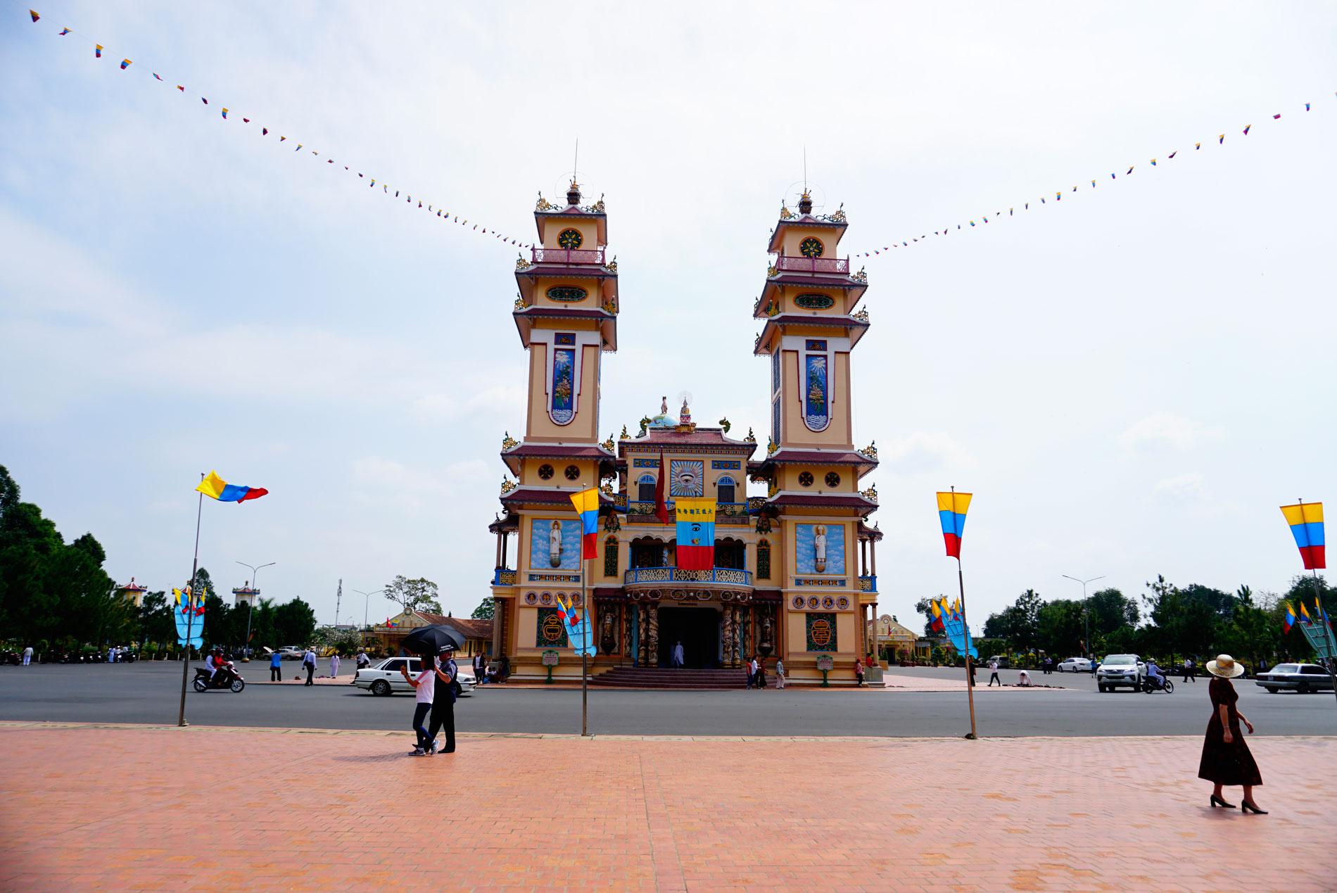 Ngày 17/02/2018, Tour du lịch PN Travel quyết định khám phá Tòa Thánh cốt tre nổi tiếng thế giới ở Tây Ninh.