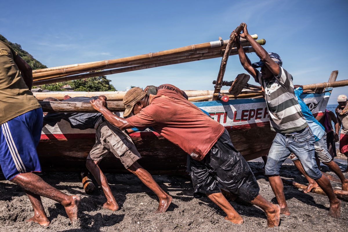   Vừa đếm "satu, dua, tiga" ngư dân vừa lấy đà đẩy thuyền xuống biển để ra khơi. Bờ biển trước làng Pamalera