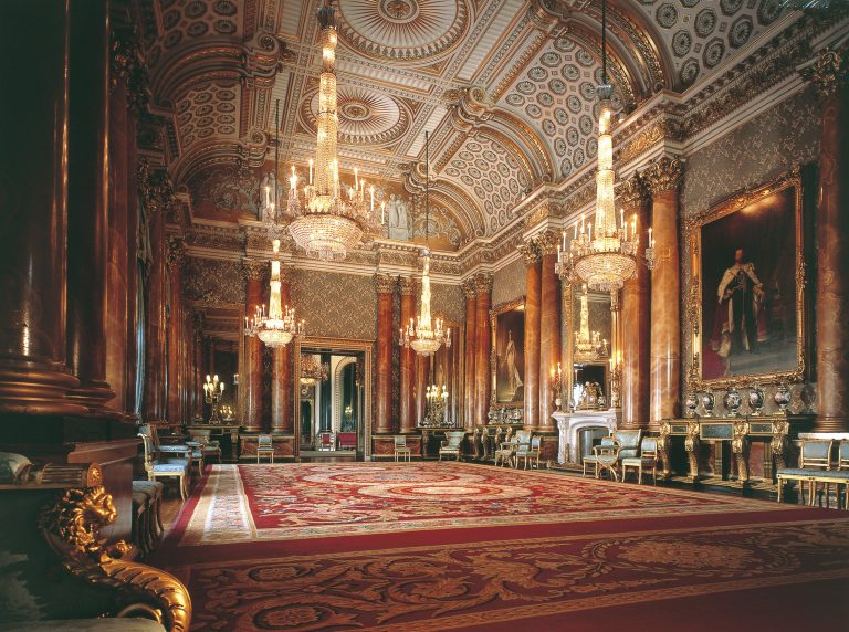 Dù không phải phòng trưng bày hay viện bảo tàng nhưng bên trong cung điện được trang hoàng nhiều nội thất sang trọng bậc nhất thế giới.