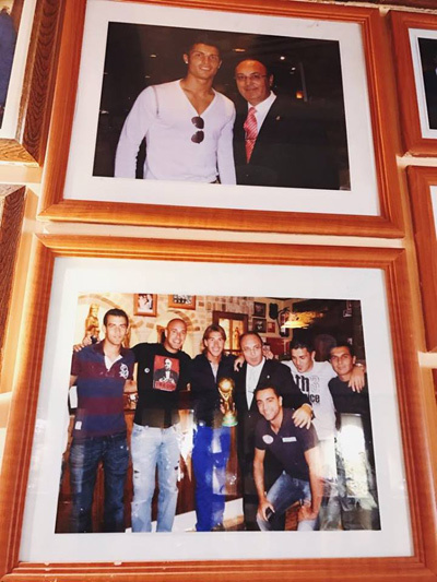 Hình ảnh các siêu sao bóng đá chụp ảnh chung với chủ quán Casa Juan được treo trên tường.