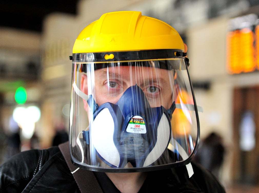 Một du khách đeo mặt nạ công nghiệp tại ga Santa Maria Novella ở Florence