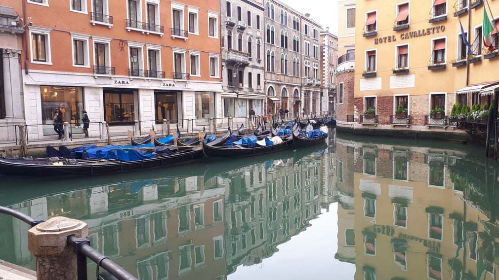 Venice, nơi người dân thường phàn nàn về việc có quá nhiều khách du lịch làm ảnh hưởng cuộc sống, giờ đây gần như không có bóng người.