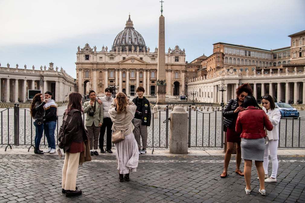 Quảng trường Thánh Peter, Vatican rộng lớn cũng vắng bóng người, hàng dài du khách xếp hàng đợi đến lượt thăm các bảo tàng cũng biến mất, dù đây là điểm du lịch không thể bỏ lỡ với những ai đến Rome tham quan.