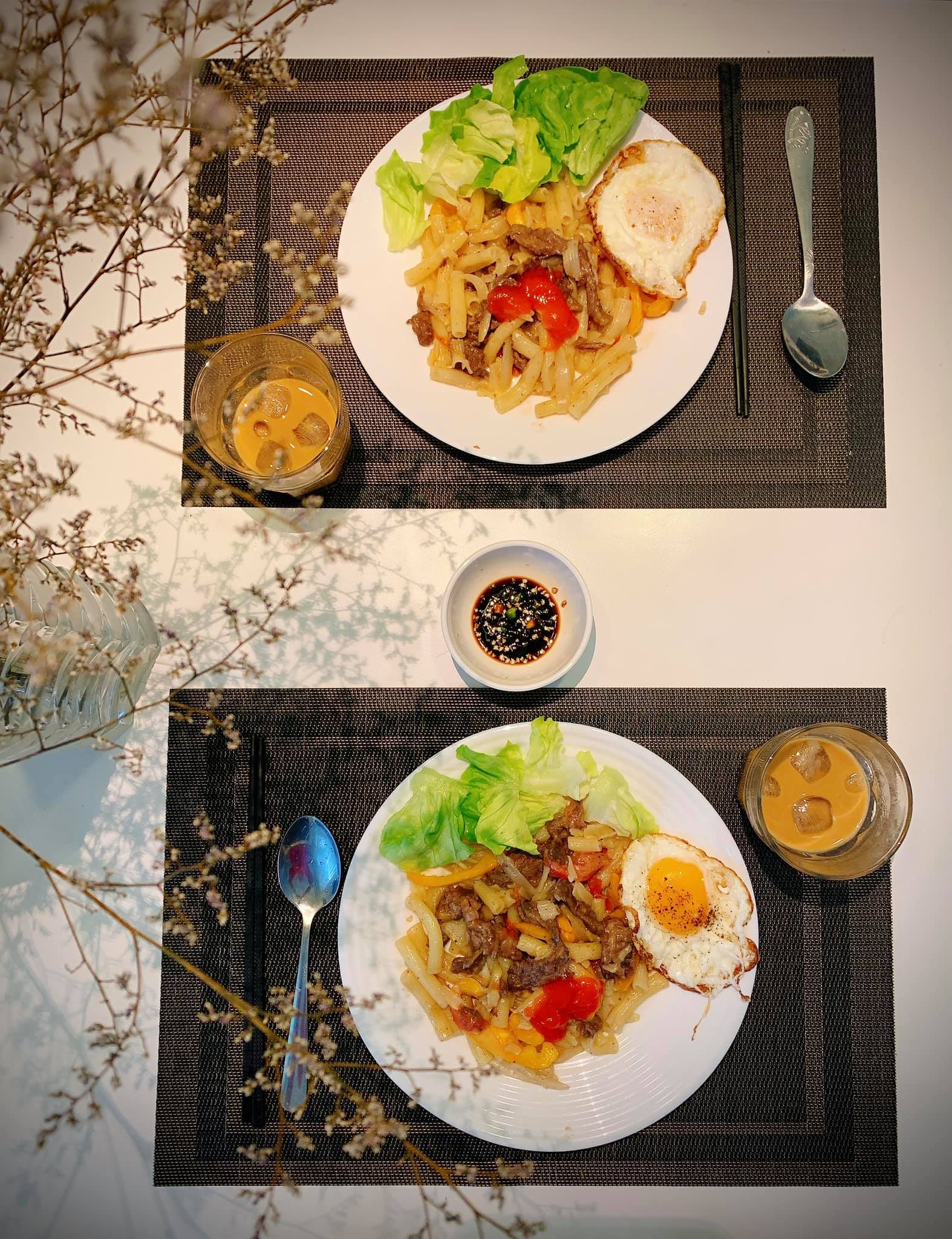 Hình: bữa ăn cùng nhau, thời chưa giãn cách.