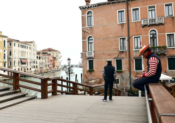Hai người lái thuyền Gondola ở Venice lặng lẽ buồn bã sau khi nước này thực hiện phong tỏa, cách ly