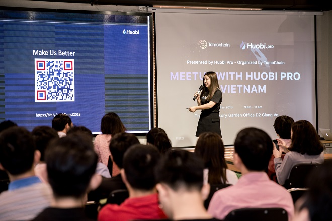 Bà Wu Xing - Giám đốc cao cấp của Huobi Pro thuyết trình trước cộng đồng startup blockchain Việt Nam và giới khởi nghiệp công nghệ về cơ hội hợp tác, các sản phẩm và dịch vụ của sàn giao dịch.