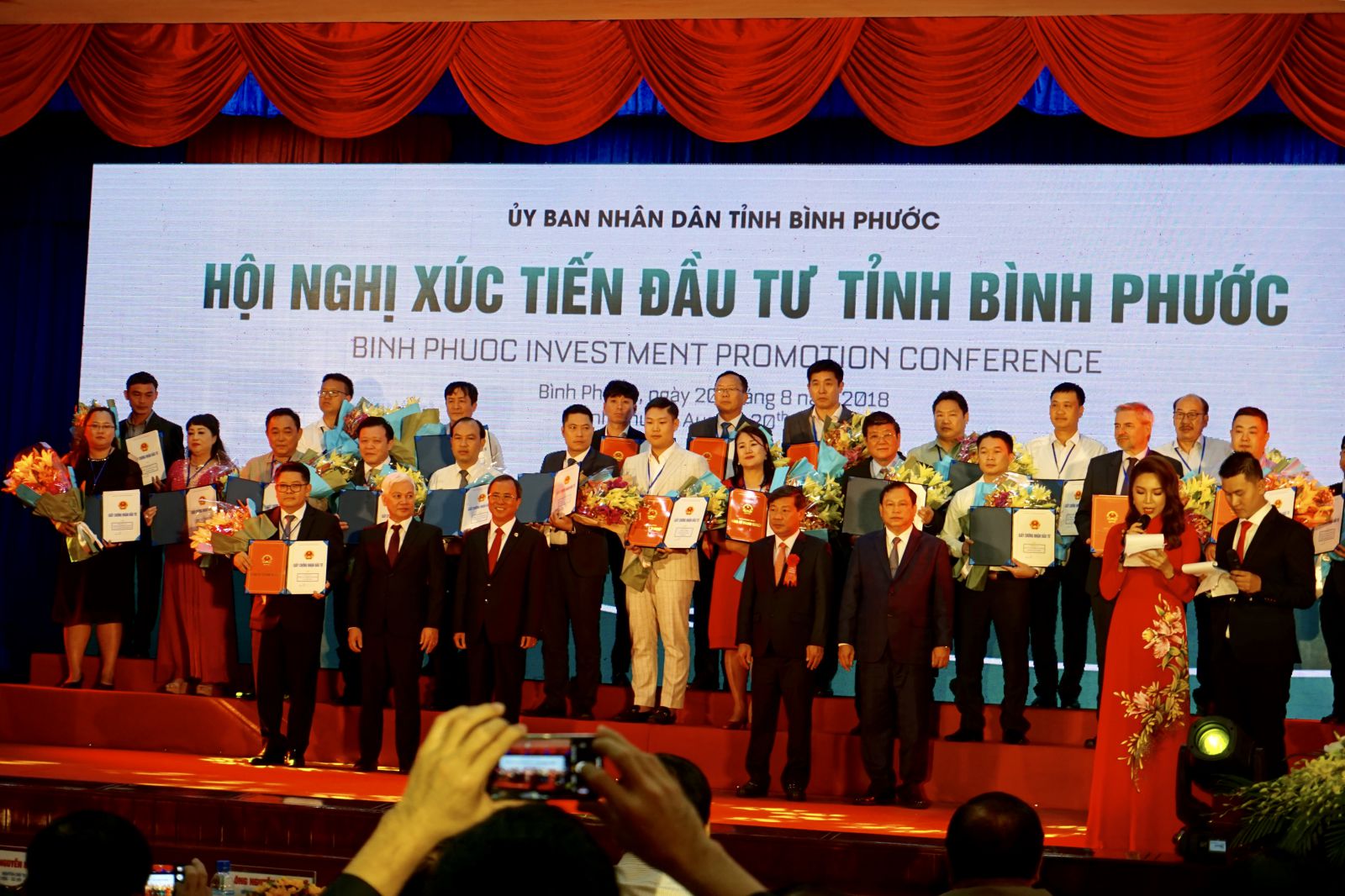 Lãnh đạo tỉnh Bình Phước đã trao Quyết định chủ trương đầu tư, Giấy chứng nhận đăng ký đầu tư cho 10 dự án đầu tư nước ngoài và 14 dự án đầu tư trong nước.
