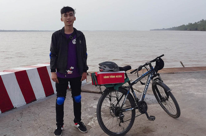 Trần Thanh Di trên đường đạp xe về quê ăn tết