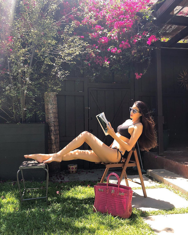 Phạm Hương mặc bikini ngồi đọc báo, tắm nắng ở Mỹ
