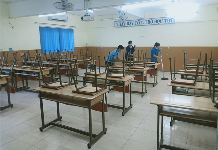 Trường THPT Nguyễn Du (quận 10) vệ sinh lớp học hằng ngày, chờ đón học sinh quay lại