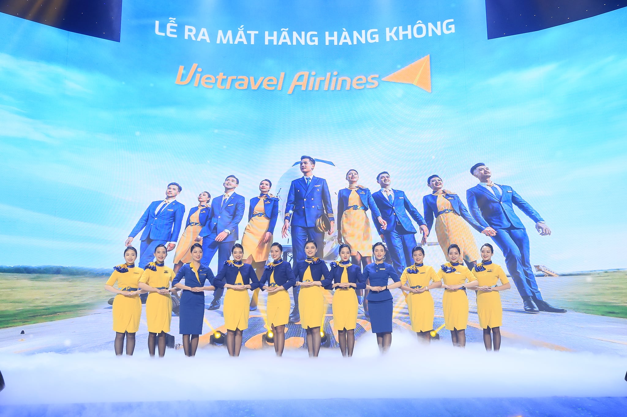 Đội ngũ tiếp viên của Vietravel Airlines và hình ảnh đồng phục với 2 tông màu xanh - vàng năng động