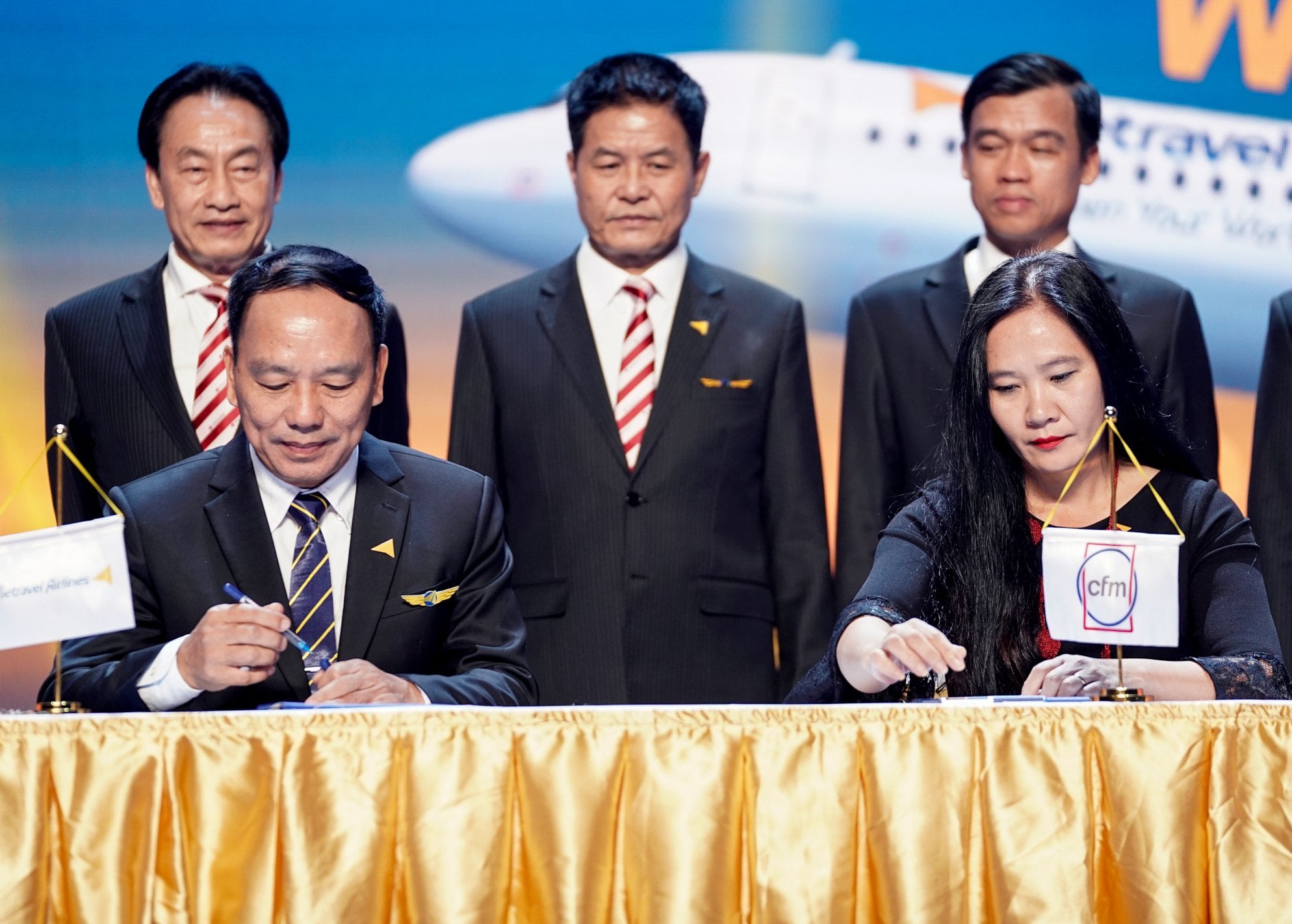 Ông Đào Đức Vũ - Phó TGĐ Vietravel Airlines và bà Phạm Thị Thanh Vân - Country Director Công ty CFM International, đại diện thực hiện ký kết hợp tác