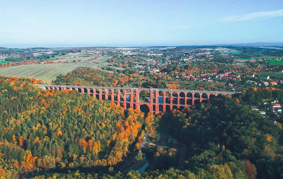 Cầu cạn Göltzsch nằm vắt ngang qua thung lũng sông Gotltz ở phía bắc Sachsen, cách thị trấn Reichenbach im Vogtland của Đức khoảng 4 km về phía tây. Cầu được xây dựng vào năm 1851 với chiều cao hơn 76m và được đỡ bằng 4 tầng vòm khác nhau