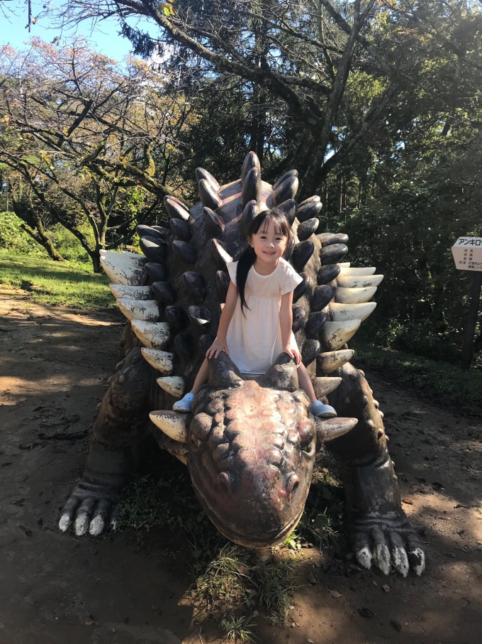 Con gái chị Hoa khi tham quan công viên khủng long.