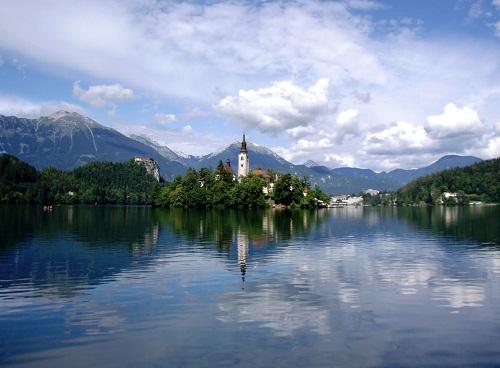 Những công trình kiến trúc xung quanh hồ băng Bled