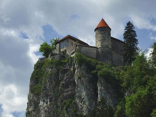 Những công trình kiến trúc xung quanh hồ băng Bled
