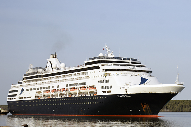 Tàu Vasco da Gama vào cảng ODA Thị Vải, Bà Rịa - Vũng Tàu ngày 1/3. Du thuyền này hạ thuỷ từ năm 1993, với kinh phí đóng tàu khoảng 220 triệu USD