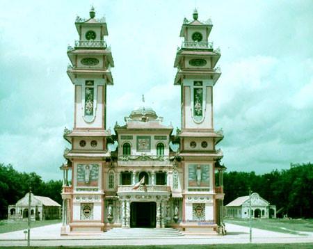 Hôm nay, ngày 18/02/2018, tiếp sau loạt bài viết khám phá tòa thánh Tây Ninh, Du lịch PN Travel chia sẻ đến quý độc giả chi tiết về lịch sử khu du lịch Tòa Thánh Tây Ninh